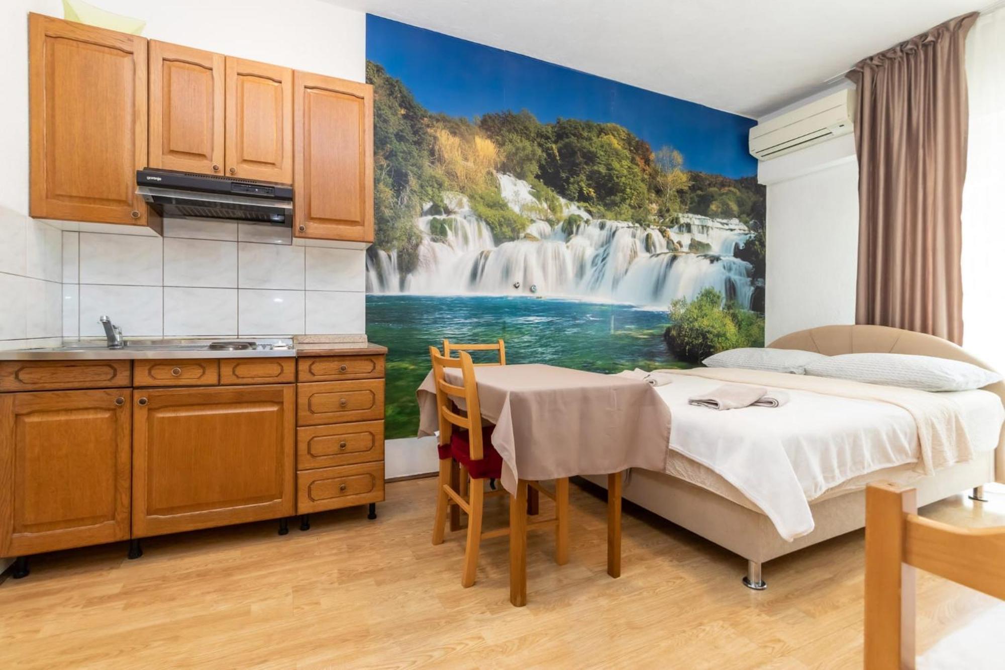 Apartments Dino Kaštela Екстериор снимка
