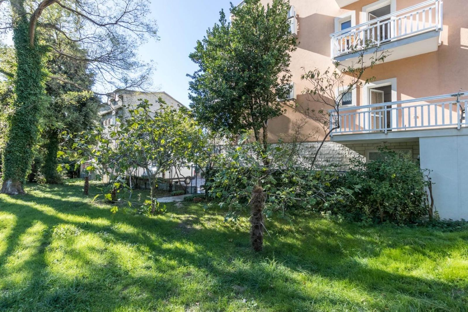 Apartments Dino Kaštela Екстериор снимка